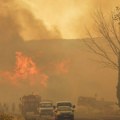 Vatrena buktinja besni, nekoliko osoba poginulo: Dramatični prizori požara, evakuisano celo selo (foto/video)