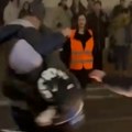 Nemile scene na političkom protestu Demonstranti fizički napali čoveka: Udri ga mamu mu *****! (video)