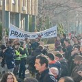 Protest studenata ispred Višeg suda u Novom Sadu: "Fakulteti ostaju zatvoreni, a oči otvorene"