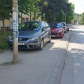 Gde je pauk? Kolica sa bebama po kolovozu
