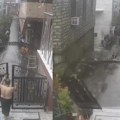 Tlo mu se pomerilo pod nogama, a onda odjednom bum! Izašao da vidi bujice ispred kuće i za dlaku izbegao smrt - kamere snimile…