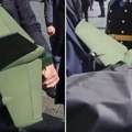 Putinov telohranitelj nosi veliki ranac iz kog viri misteriozni predmet neuobičajenog dizajna: To je oružje budućnosti?