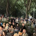 Incidenti u Novom Sadu, studenti i građani ispred prostorija SNS gađani vatrometom, zabeleženo više tuča