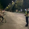 Mladić biciklom nasrnuo na novinarku tokom protesta u Leskovcu ispred SNS-a