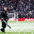Ovako nešto nije viđeno u istoriji fudbala: Derbi kasnio, ljudi s mašinama za duvanje lišća upali na teren