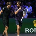Rus pao u pariskoj drami – Zverev i Siner za finale