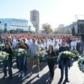 Građani odaju poštu, pale sveće i polažu cveće na Železničkoj stanici u Novom Sadu