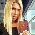 Jovana Jeremić napustila Beograd Pozirala sa srpskim pasošem na aerodromu, dobila poklon čim je ušla u avion: "Ovo su srećne…