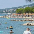 Drama na plaži u Crikvenici: Bor pao na kupače, povređeno dvoje odraslih i dvoje dece