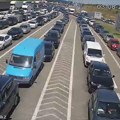 Kolone na izlazu iz Srbije: Na jednom prelazu vozači čekaju 40 minuta, evo gde je još usporen saobraćaj