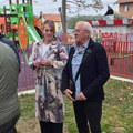 Era Ojdanić među prvima sa estrade na glasanju: Pevač vidno raspoložen na biralištu u rodnom Meljaku