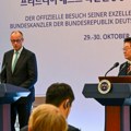 Dok je Merc bio u poseti Seulu, Pjongjang ispalio desetak raketa sposobnih da nose nuklearne bojeve glave