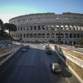 Uhvaćena tinejdžerka kako ispisuje ime na rimskom Koloseumu