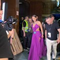 Sve puca od ekstravagancije: Aleksandra Prijović u lila haljini otvorila koncert u Novom Sadu, a prorezi sevaju sa svih…