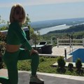 (Video): Jovana Jeremić se snimila u luksuznoj vili koju gradi njen dečko biznismen: Utegla se u helanke, a pogled sa terase…