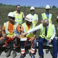 I to je tako: Ministar Vesić doneo ručak i vodu radnicima na "Milošu Velikom" koji rehabilituju put na paklenim vrućinama…