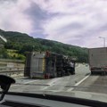 Prevrnuo se kamion na auto-putu kod Predejana, vozač povređen