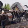 Prvi snimci sa mesta železničke nesreće u Rusiji! Voz van šina, vagon se prevrnuo pored pruge (foto, video)