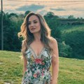 Ovoj pevačici je Jelena Tomašević kuma! Nestala iz javnosti nakon udaje, a danas radi kao profesor