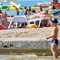 "Deca su nam u plićaku, pobogu!": Hrvatskom plažom se ori bes roditelja, ogorčeni zbog poteza turistkinje