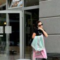 (Video): Milica Pavlović šeta elitnim naseljem u helankama i širokoj majici: Pevačica bez trunke šminke, lice krije iza tamnih…