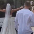 Mlada iz Srbije zaustavila saobraćaj Igrala i pevala "Đurđevdan" pred crkvom, snimak oduševio region! (video)
