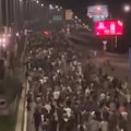 Pogledajte kolone građana iz Zemuna i Novog Beograda koje auto-putem idu ka Generalštabu (video)