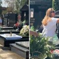Ona je prva stigla na pomen: Bliska prijateljica Saše Popovića utučena ljubi njegovu sliku (Video)