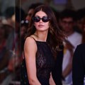 Elegantno i provokativno: Ćerka Sindi Kraford u providnoj haljini mamila uzdahe u Veneciji FOTO