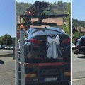 Pauk odneo auto mladencima u Nišu, ljudi pobesneli! A onda se oglasio mladoženja: Ja sam ih preklinjao da dođu