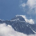 Snežna oluja zarobila skoro 1.000 ljudi na Mont Everestu