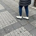 Ko i kako uklanja mrlje od žvaka sa trotoara u Srbiji