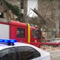 VIDEO: Urušio se deo kuće u centru Beograd, ostećena četiri automobila