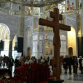 U Hramu Svetog Save na Veliki petak izneta plaštanica: Evo do kada možete da je celivate