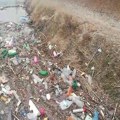 "Dragi D, hvala ti": Jedan čovek svaki dan seda u svoj kanu i kreće u misiju za čistiji Begej: Skupi nagomilano smeće, ali…