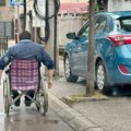 Уједињени за југ: инвалид у колицима коловозом, аутомобили на тротоару