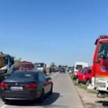 Zapalio se šleper na auto-putu kod Krnjeva, saobraćaj preusmeren na lokalne puteve