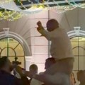 Lom do sitnih sati: Uzavrela atsmofera na veselju Uroša Živkovića: Đani se popeo gostu na krkače, svi ga opklolili! Pevač u…