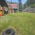 Zarasta u travu, a objekat samo što se ne sruši: Železnička stanica na Zlatiboru u jako lošem stanju – evo šta kažu putnici…