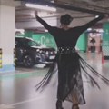 Ana Nikolić snimljena kako se vrti u parkingu tržnog centra. Pridržava se za stub i peva: Komentari pljušte, reakcije…