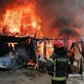 Drama u Rumenki! Vatra gutala pomoćni objekat, vatrogasci u poslednjem trenutku spasili kuću
