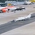 (Видео) "Фијат" се сударио с авионом: Пресекао му пут и забио се у њега, аеродром блокиран након бизарне несреће