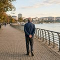 Zašto ljudi drže ruke iza leđa dok hodaju? Odgovor psihologa bi mogao da vas iznenadi