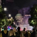 (Foto) Muzika, vatromet i slavlje: Počela proslava pobede Studentske liste na Trgu Slavija