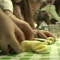 Zdrava ishrana u vrtiću „Dobrica“: Predškolci učili kako da pripreme voćnu salatu