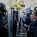 Opozicija u Albaniji zapalila baklje u parlamentu, protestuje protiv Rame