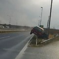 VIDEO: Auto izleteo sa auto-puta u Novom Sadu, završio na zaštitnoj ogradi