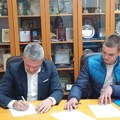 Gradonačelnik Čačka potpisao ugovore o kupovini seoskih kuća sa okućnicom
