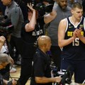 Tri poljupca Nikole Jokića za počinak najradosnije košarkaške publike na svetu (VIDEO)