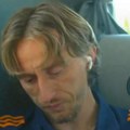Slavni hrvat se potpuno slomio! Isplivao snimak iz autobusa Reala: Modrić grcao u suzama dok je gledao u svoj mobilni telefon…